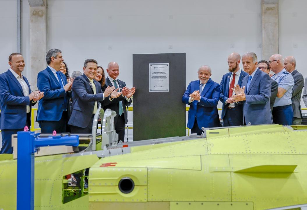Foto 3 de 6 — Veja fotos da visita de Lula na Embraer de Gavião Peixoto